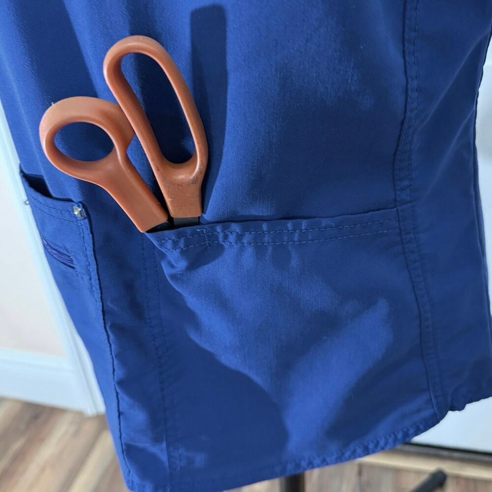 Scrubstar Ultimate XS women’s blue scrub top, three pockets badge loop - Picture 6 of 9